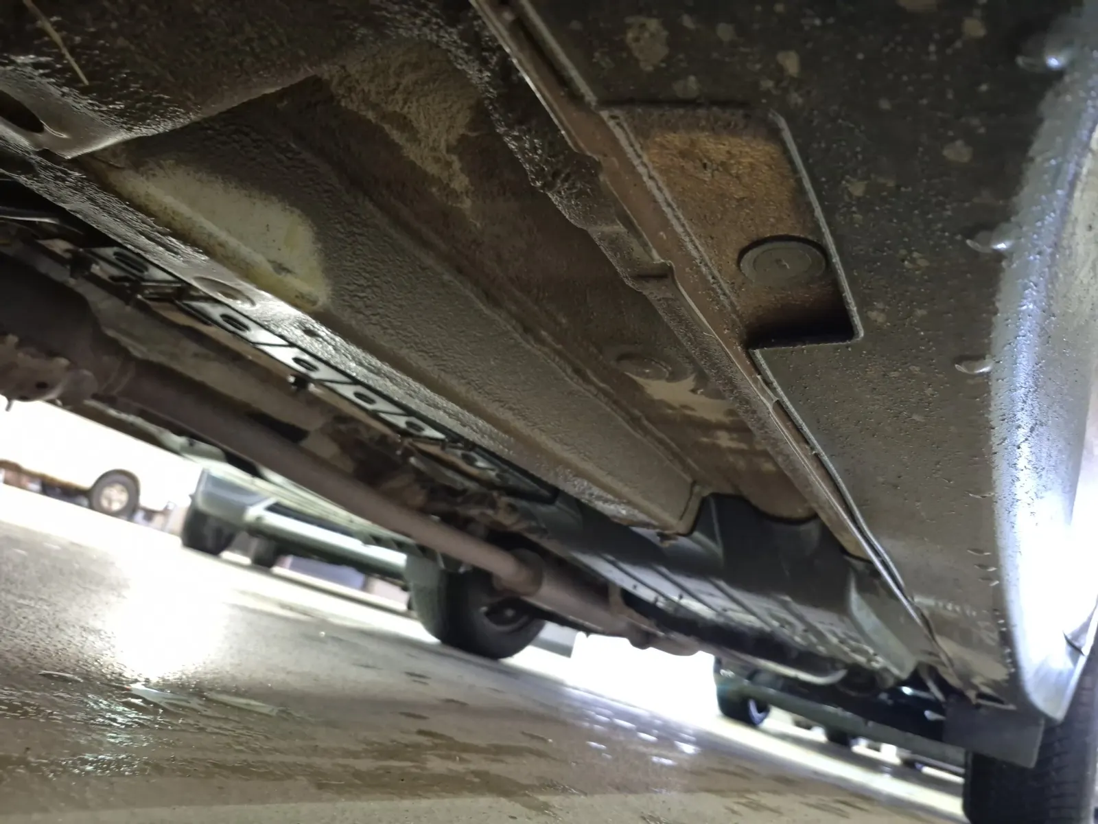 Undercarriage - Driver Photo