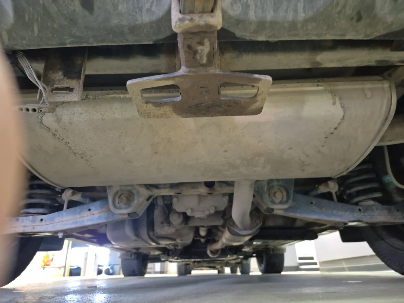 Undercarriage - Rear Photo