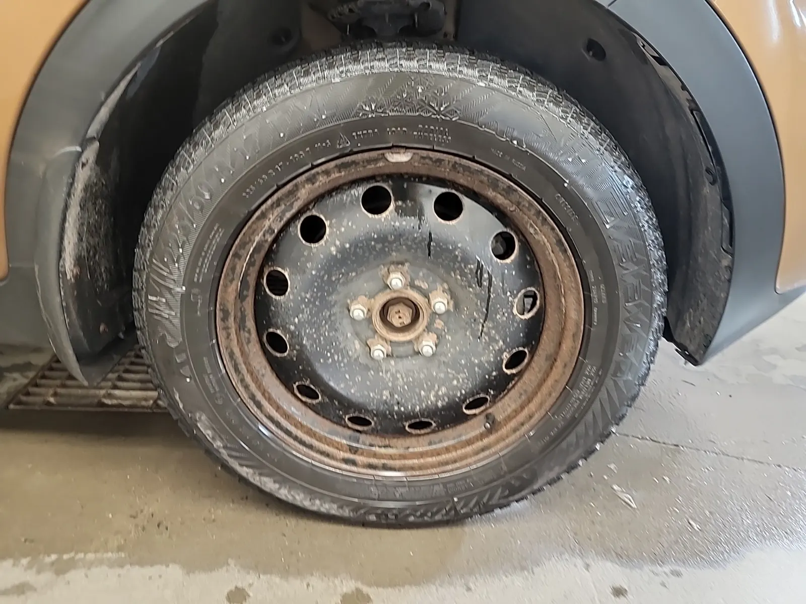 Right Front Wheel/Tire Photo