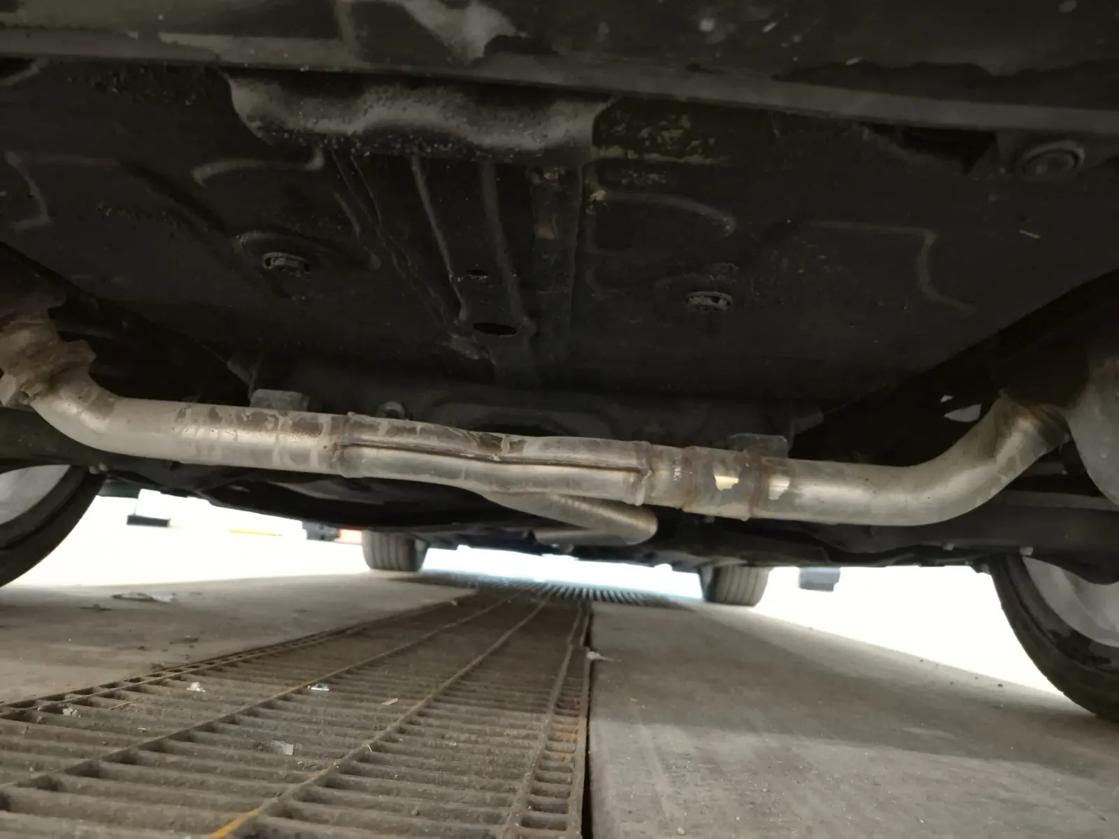 Undercarriage - Rear Photo