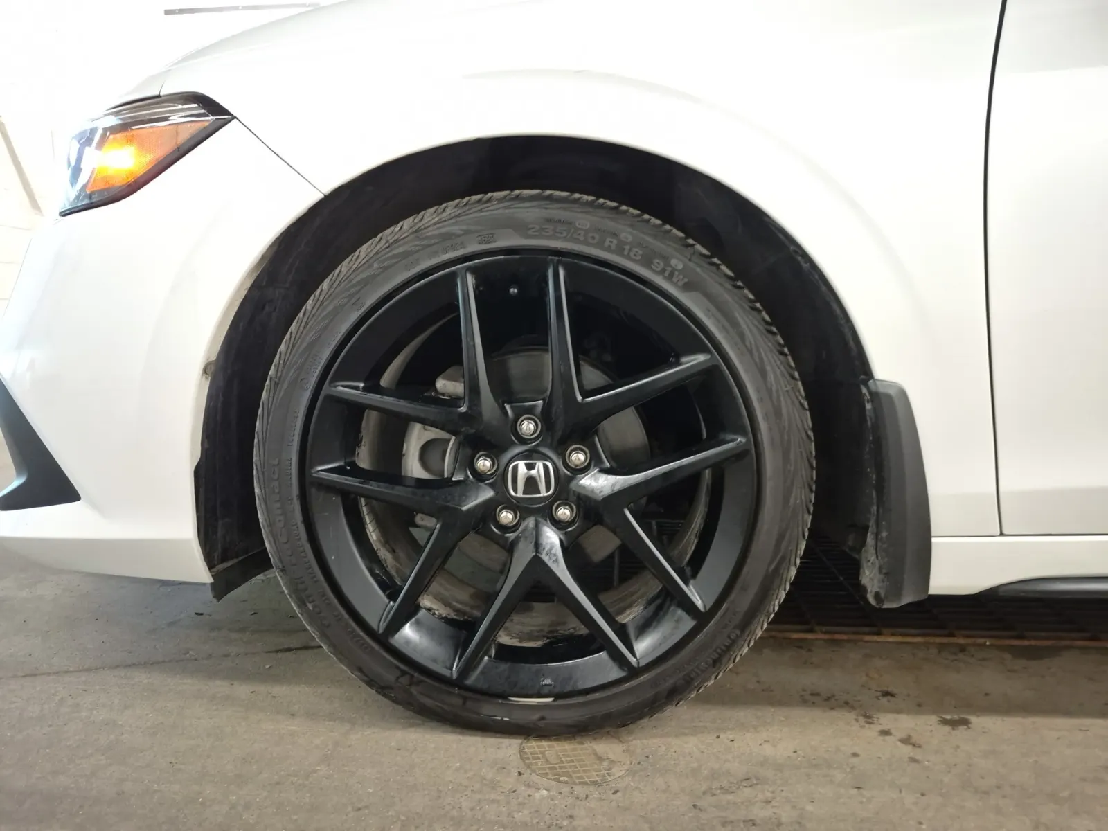Front driver wheel/tire photo