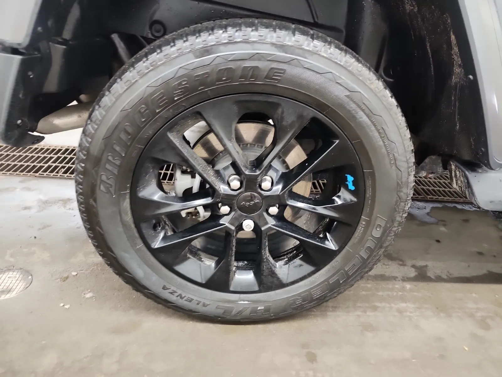 Right Rear Wheel/Tire Photo