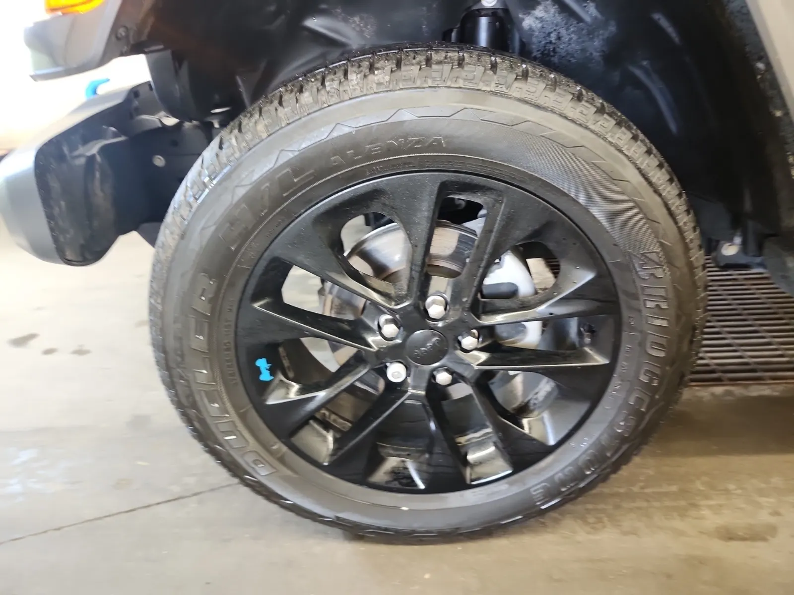 Front driver wheel/tire photo