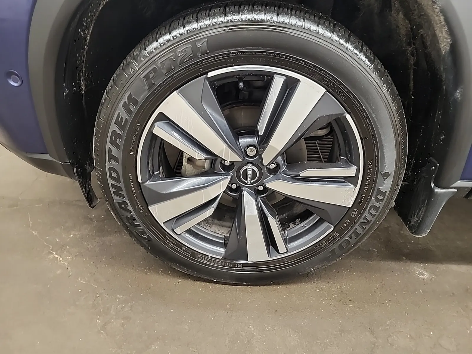 Front driver wheel/tire photo