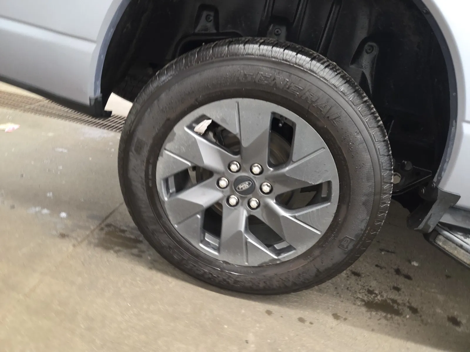 Right Rear Wheel/Tire Photo