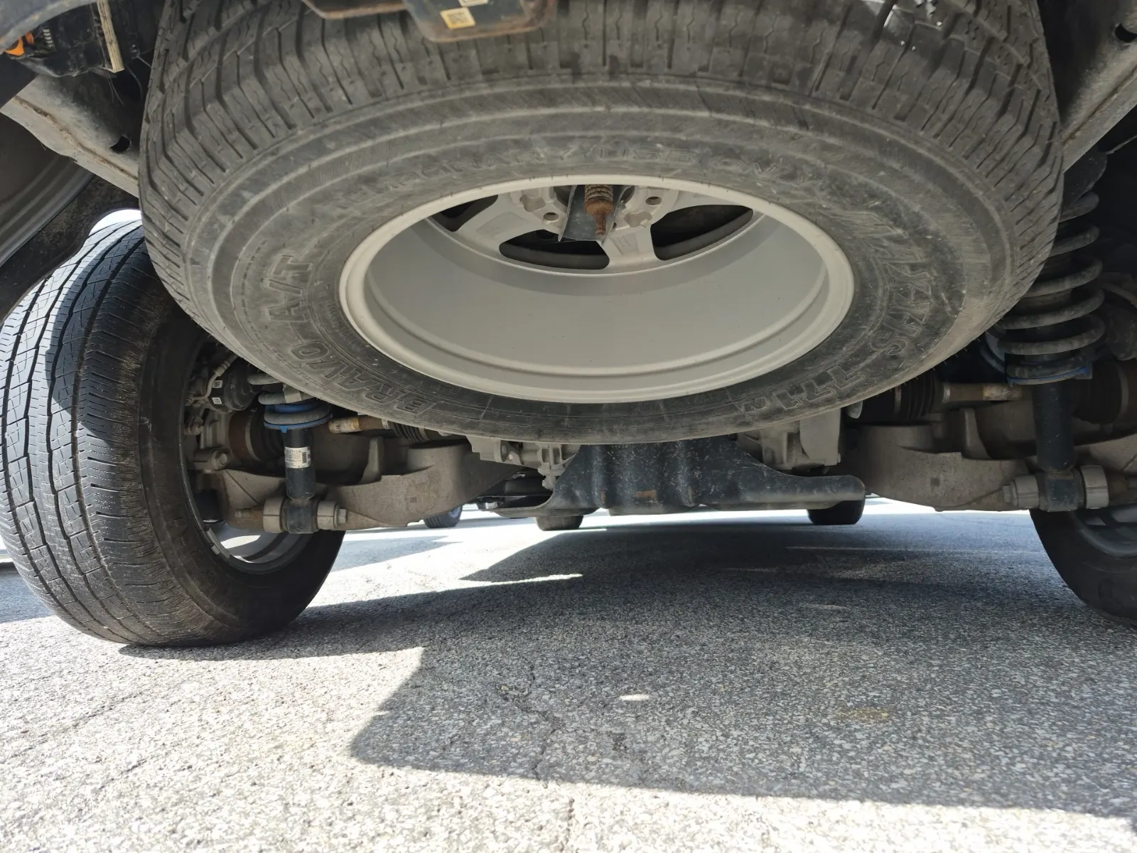 Undercarriage - Rear Photo