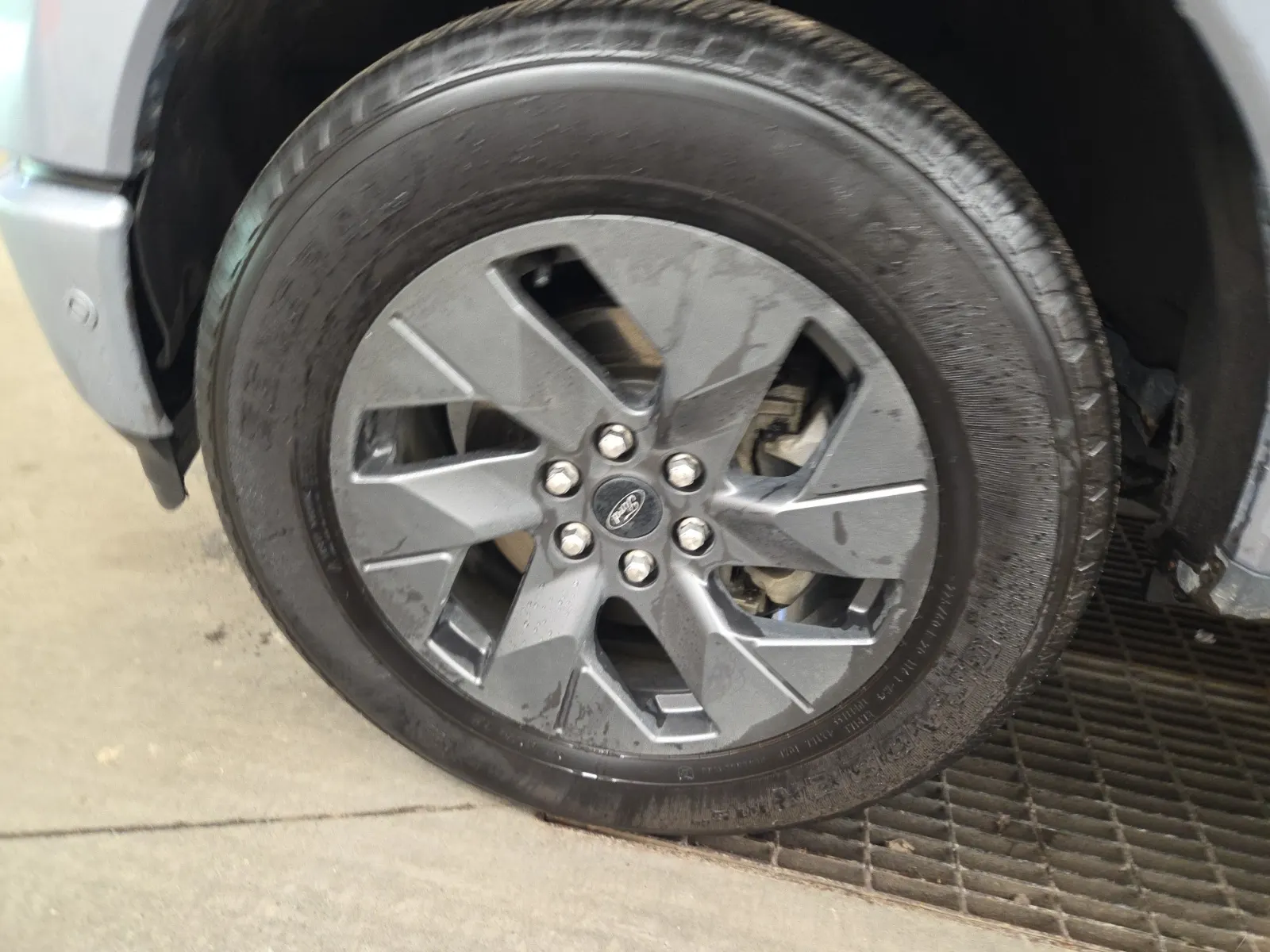 Front driver wheel/tire photo