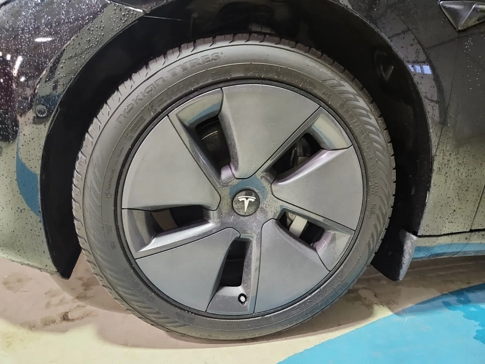 Front driver wheel/tire photo