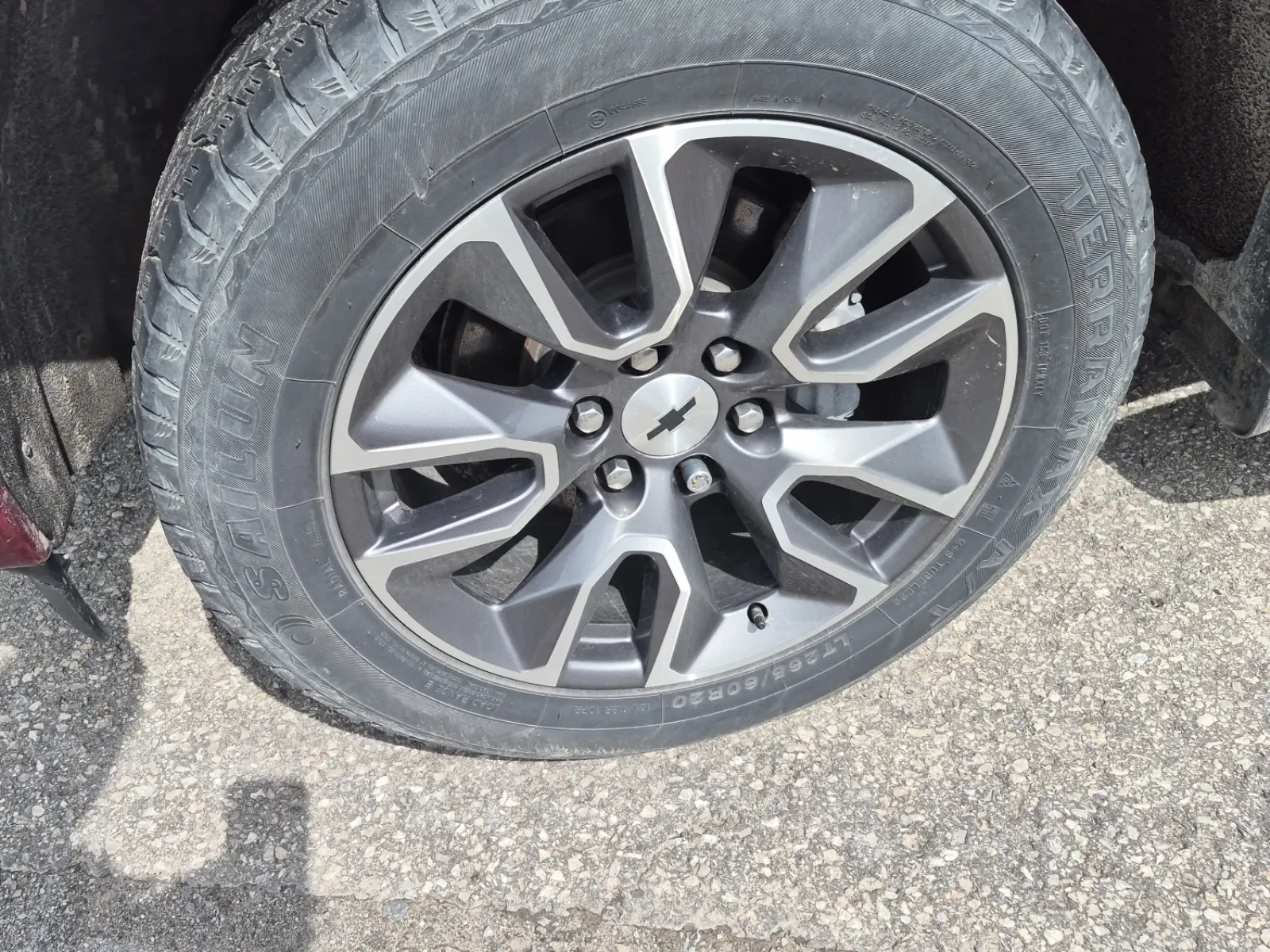 Front driver wheel/tire photo