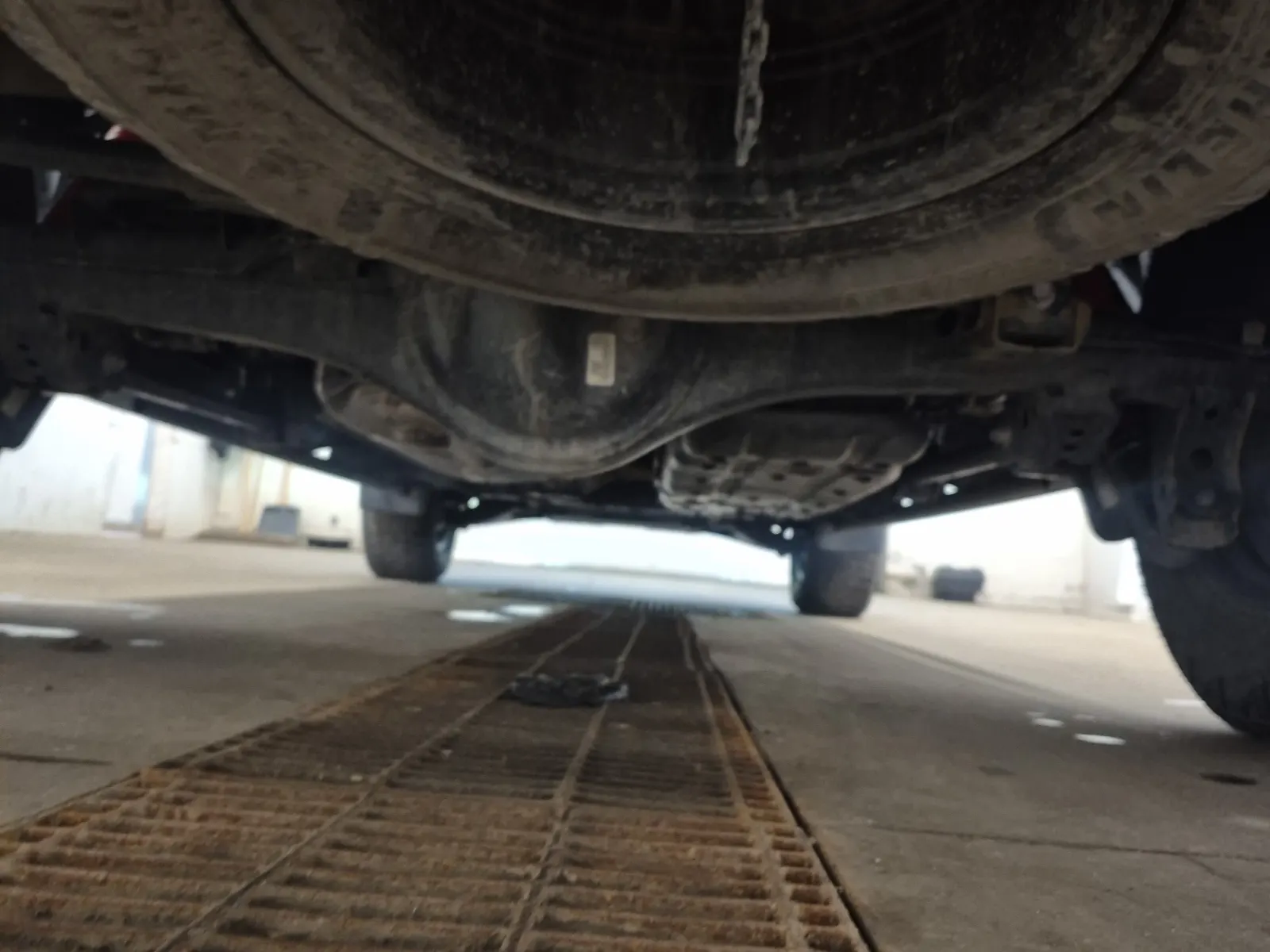 Undercarriage - Rear Photo