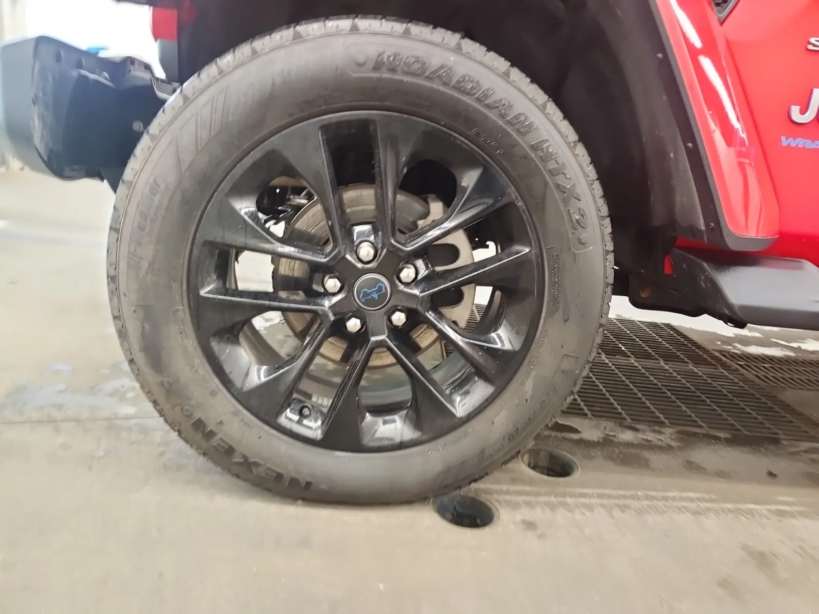 Front driver wheel/tire photo
