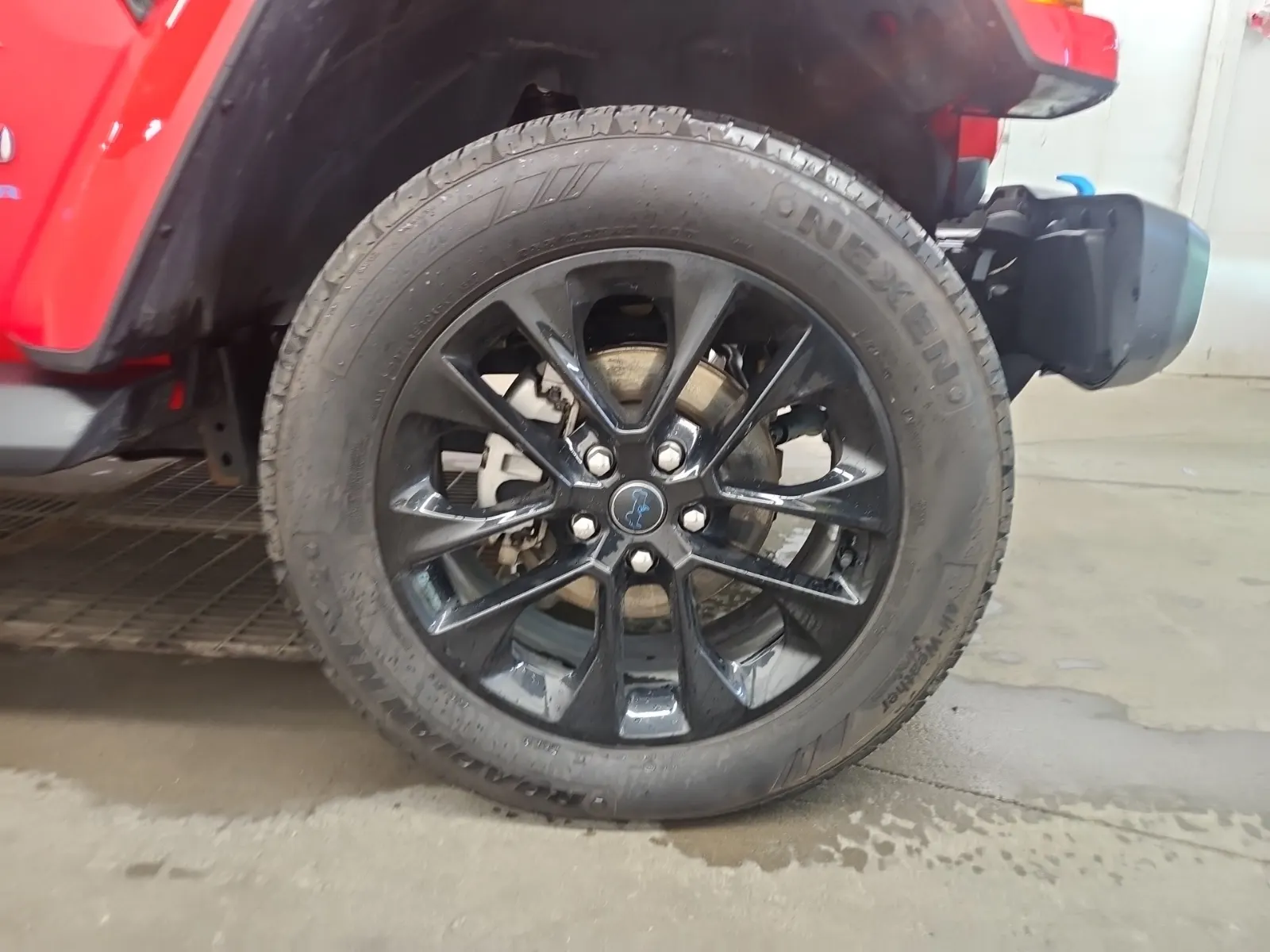 Right Front Wheel/Tire Photo