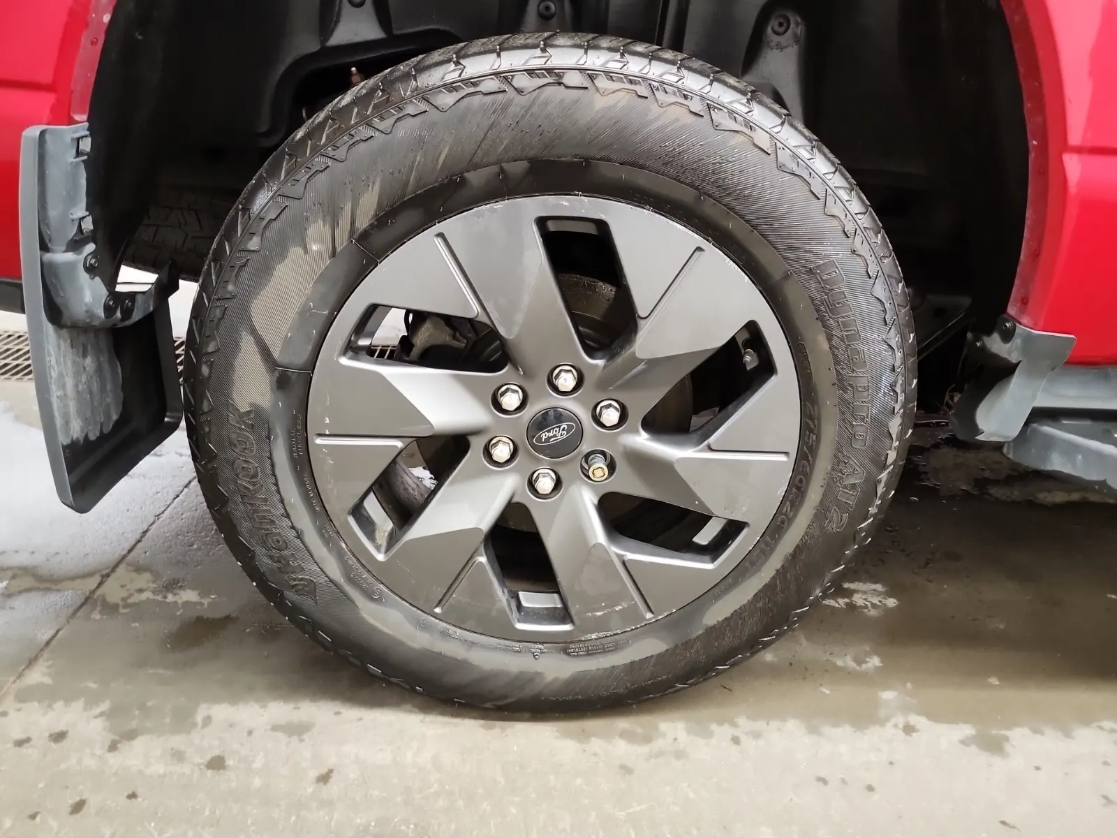 Right Rear Wheel/Tire Photo