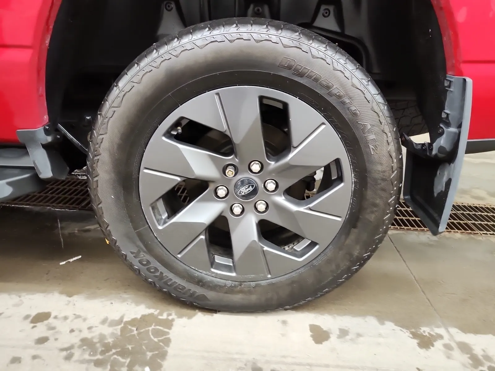 Left Rear Wheel/Tire Photo