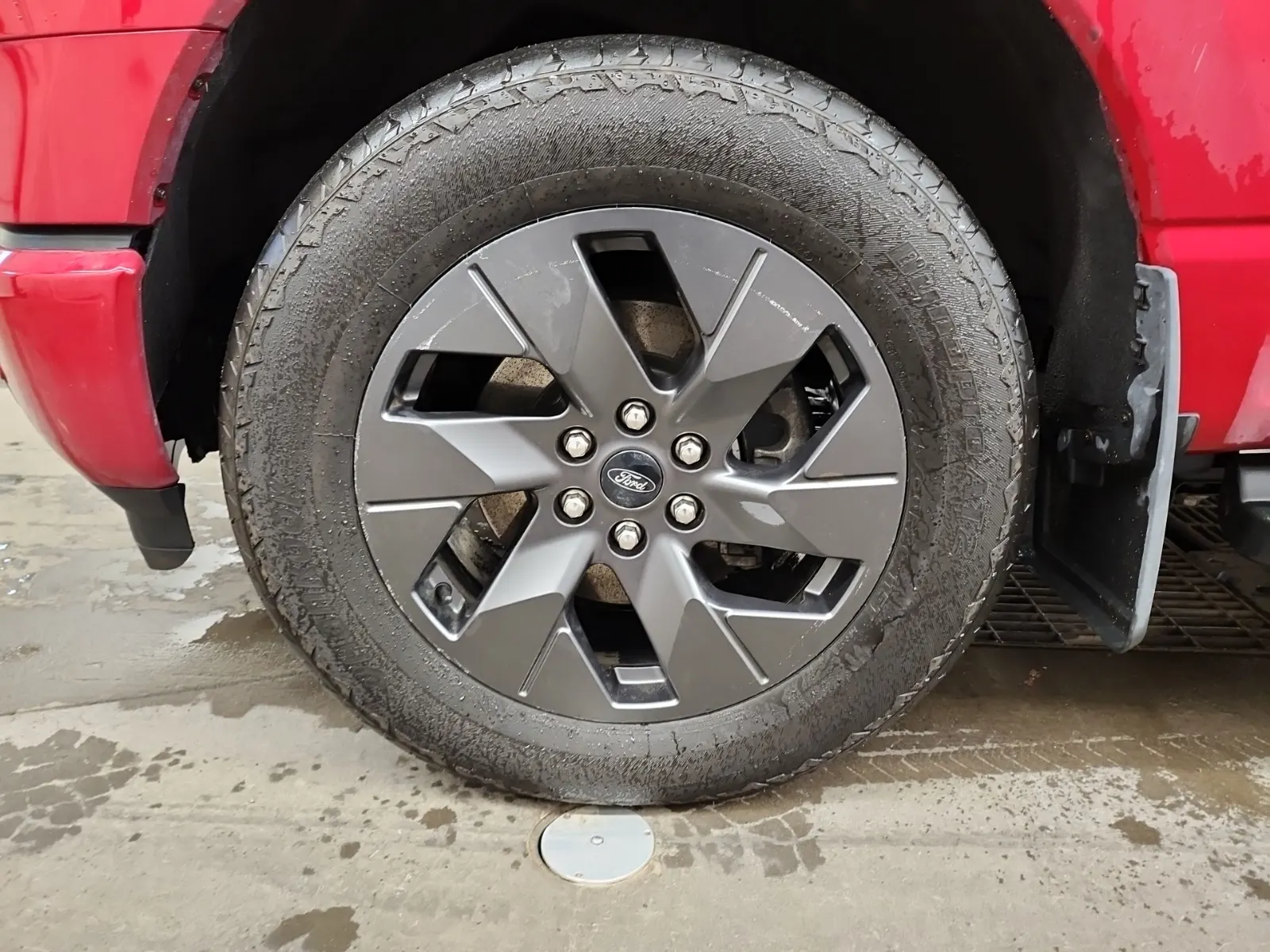 Front driver wheel/tire photo