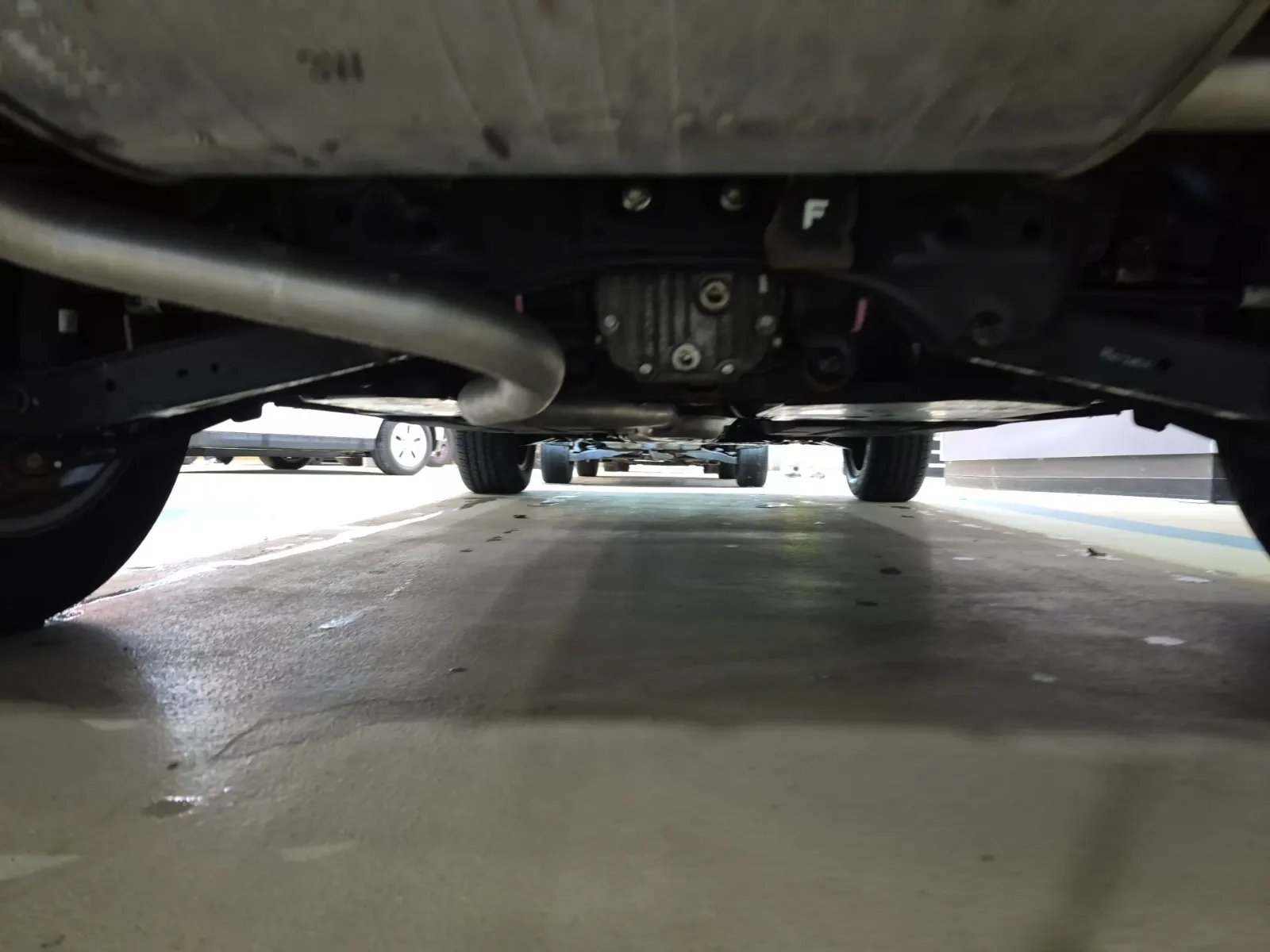 Undercarriage - Rear Photo