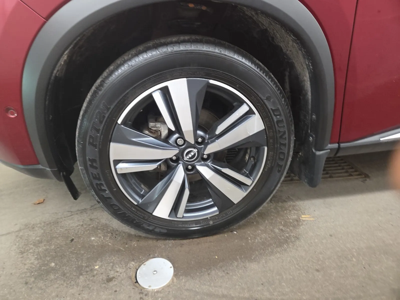 Front driver wheel/tire photo