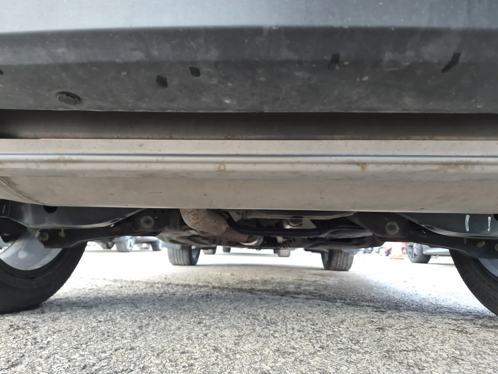 Undercarriage - Rear Photo