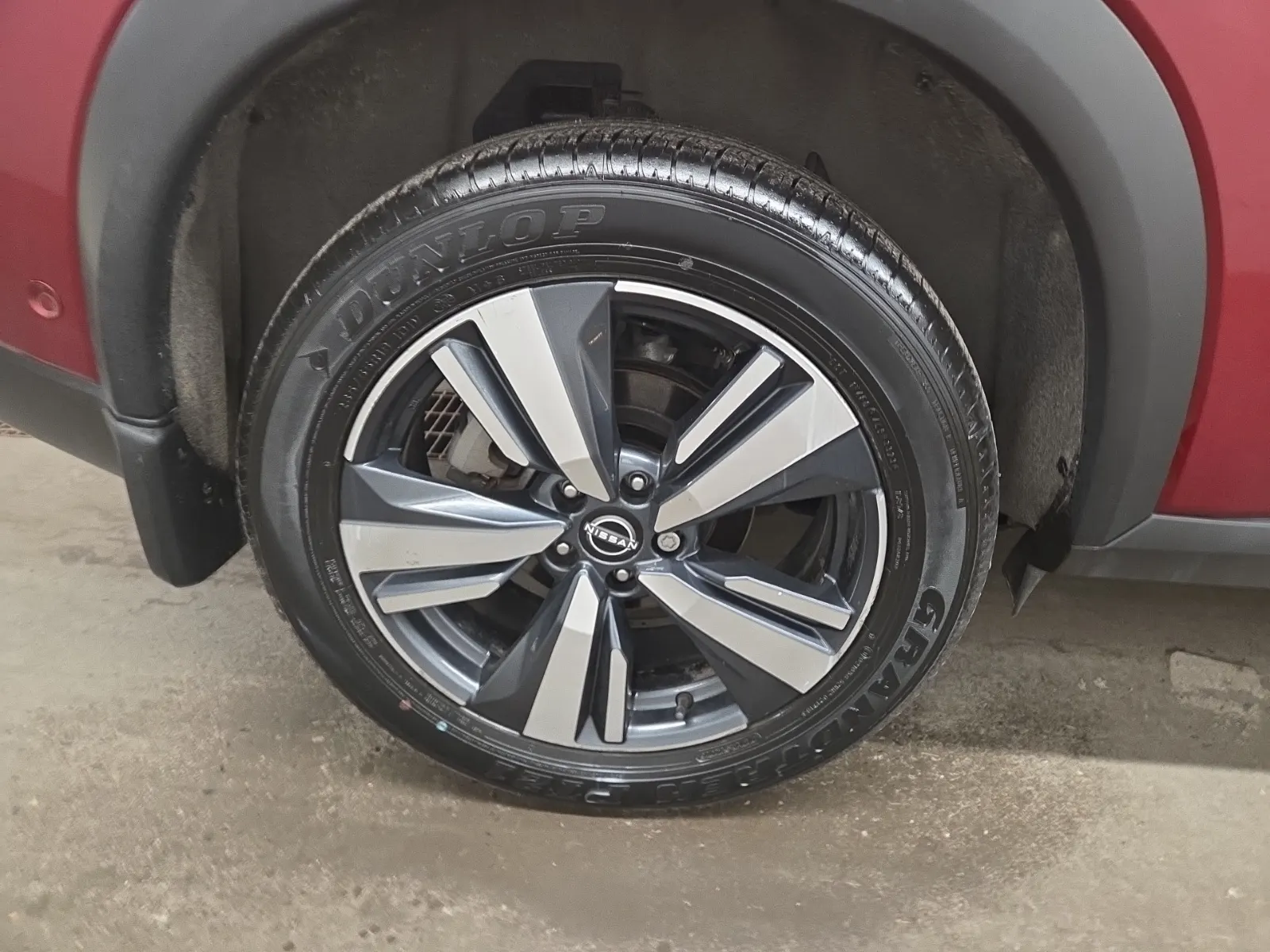 Right Rear Wheel/Tire Photo