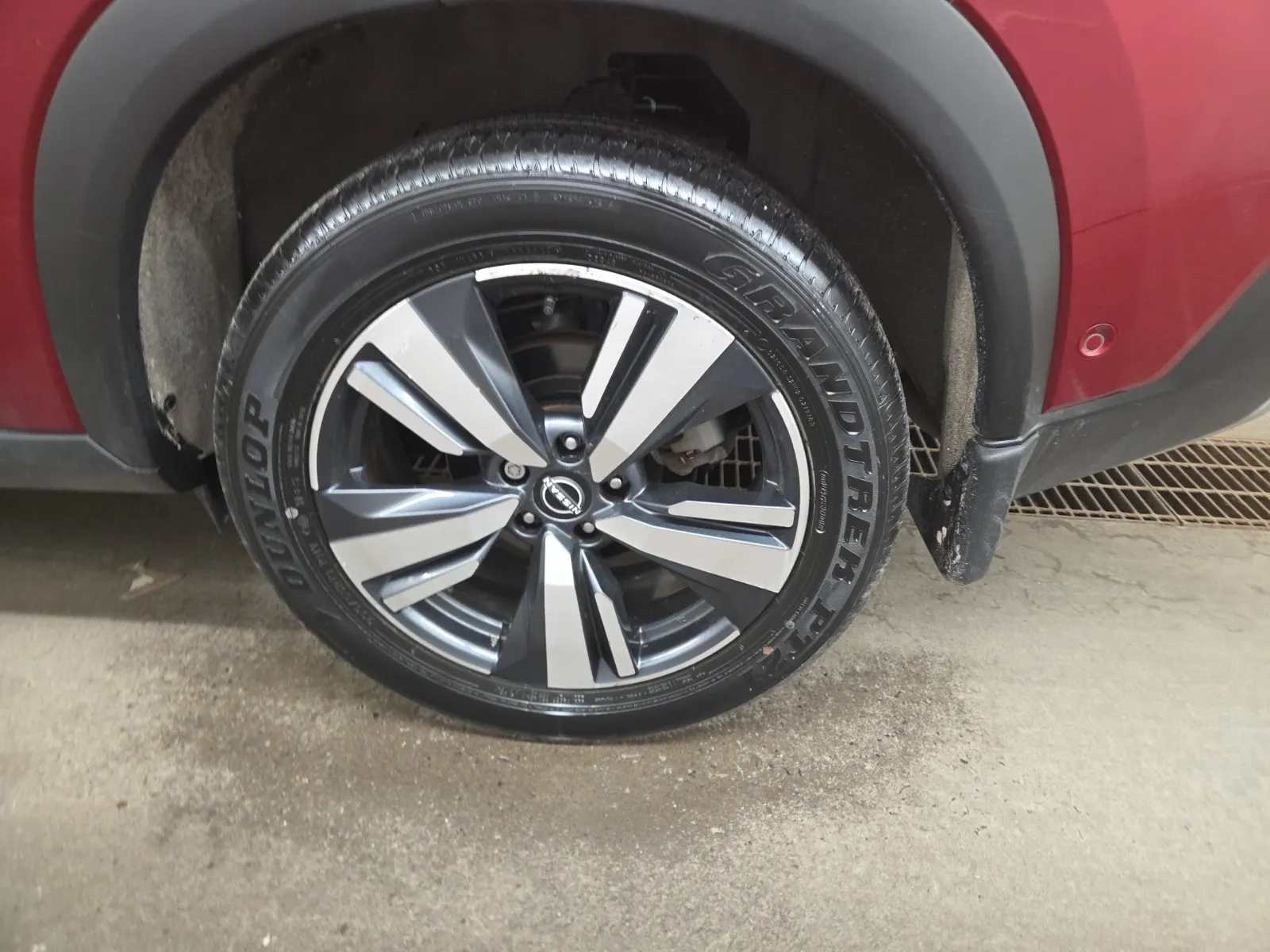 Left Rear Wheel/Tire Photo