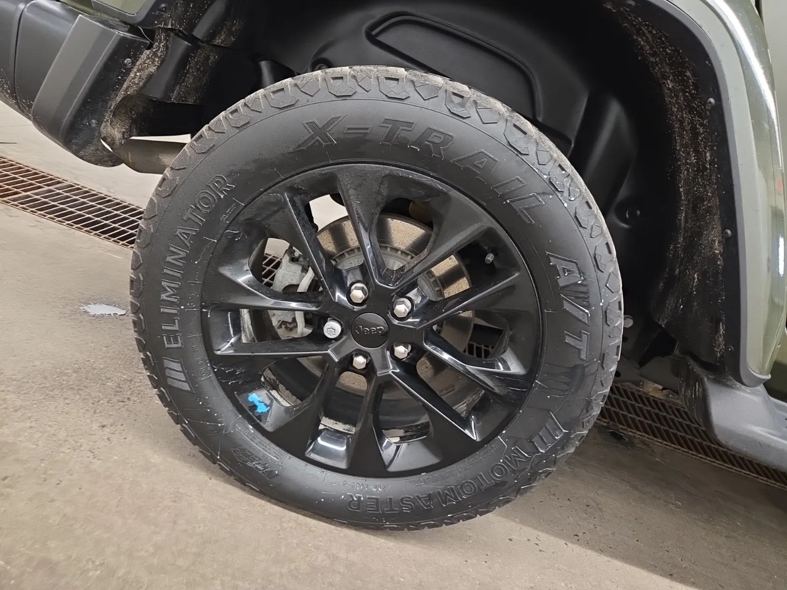 Right Rear Wheel/Tire Photo