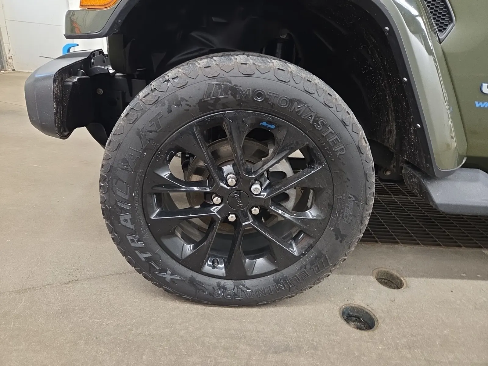 Front driver wheel/tire photo