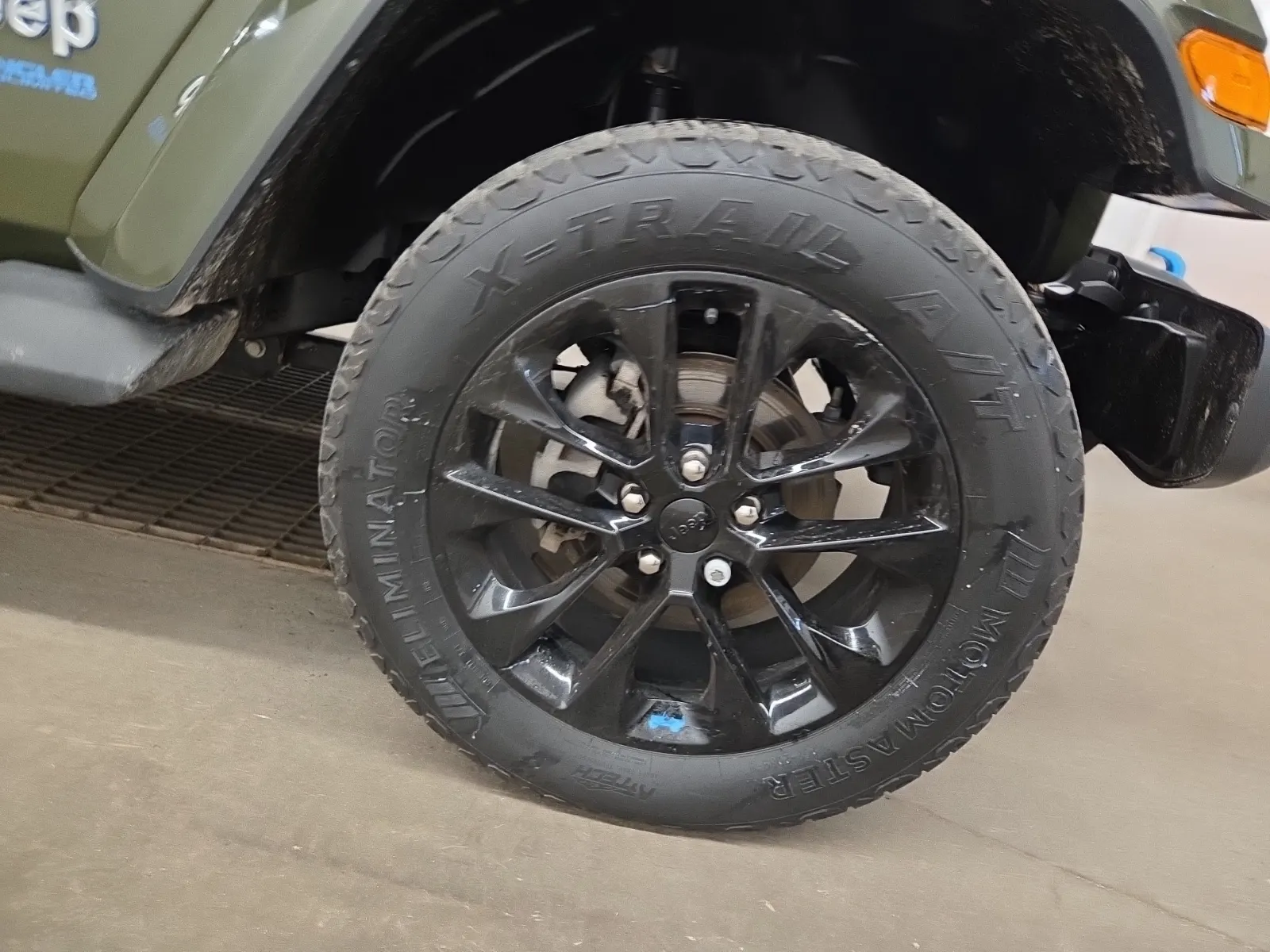 Right Front Wheel/Tire Photo