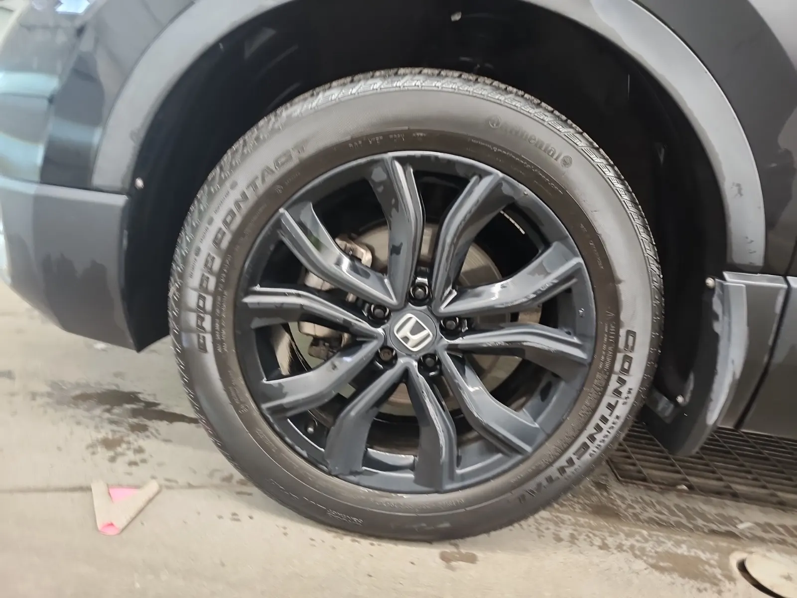 Front driver wheel/tire photo