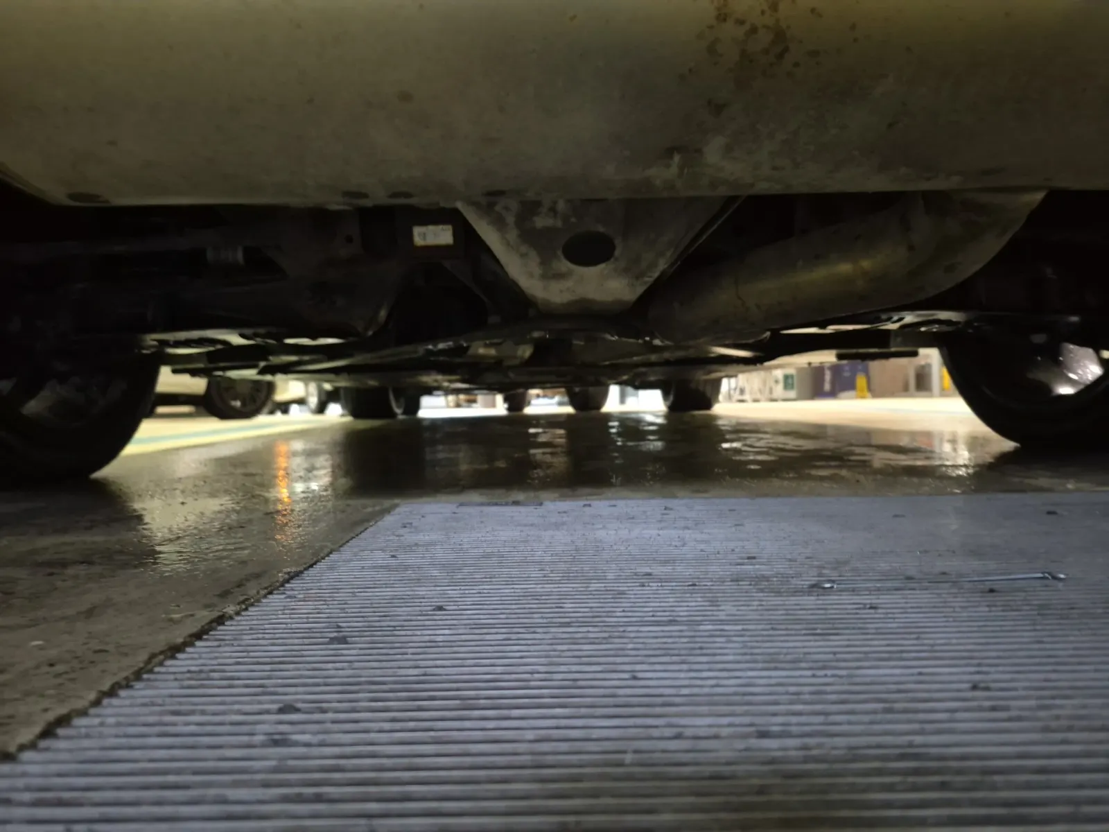 Undercarriage - Rear Photo