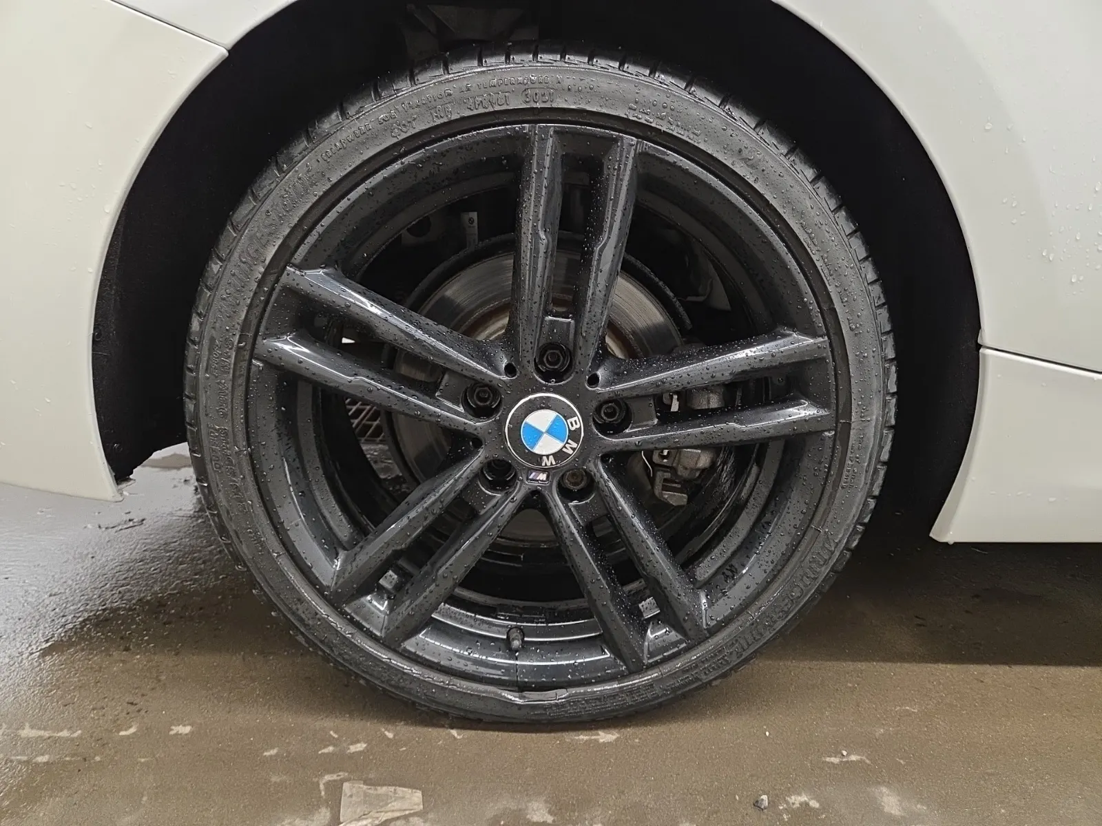 Right Rear Wheel/Tire Photo