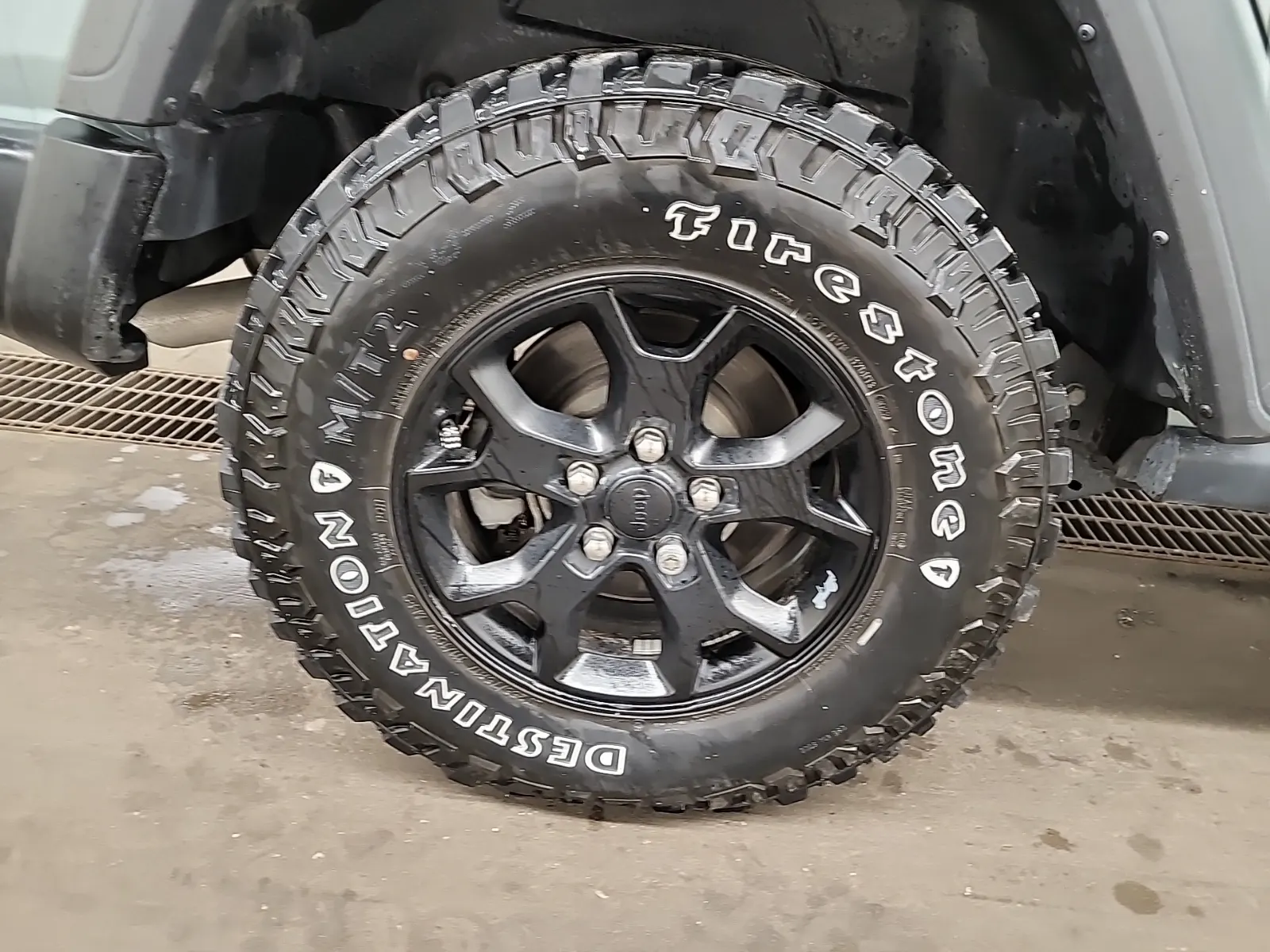 Right Rear Wheel/Tire Photo