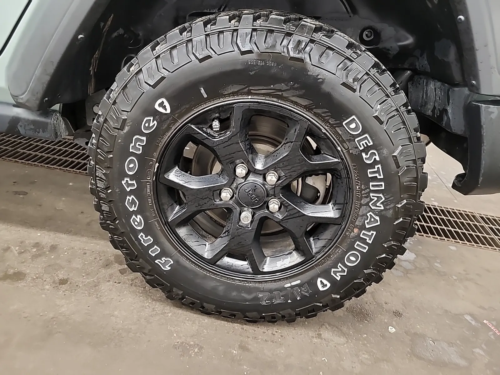 Left Rear Wheel/Tire Photo
