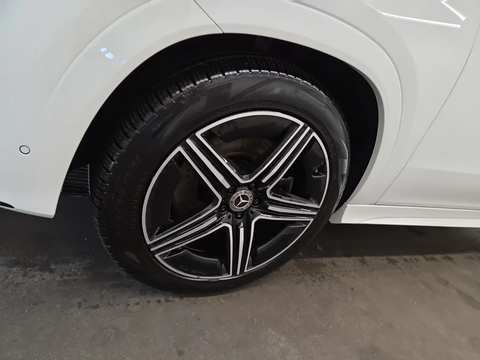 Front driver wheel/tire photo