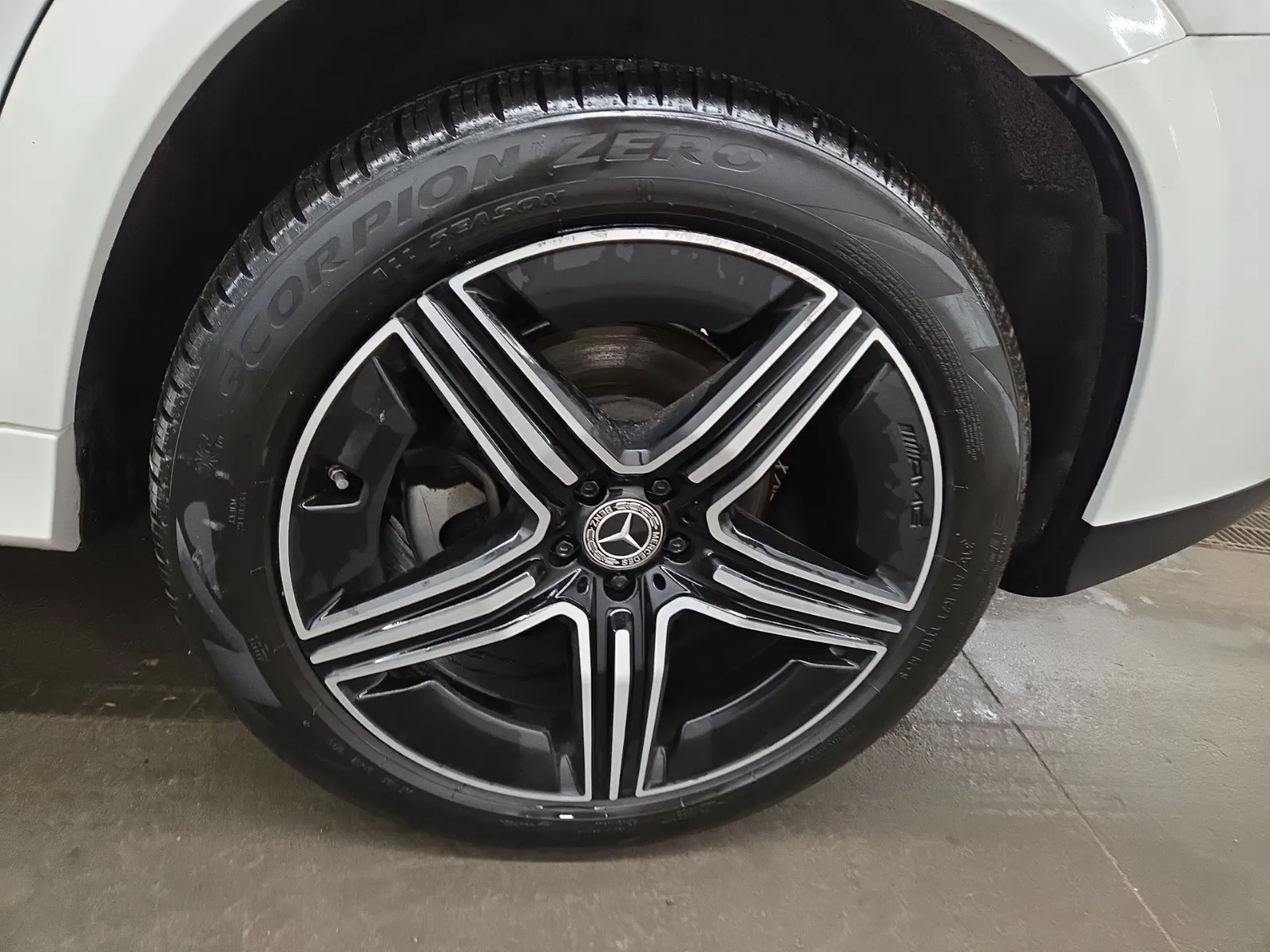 Left Rear Wheel/Tire Photo