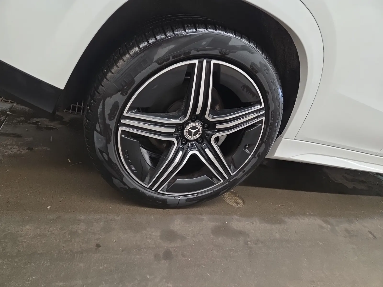 Right Rear Wheel/Tire Photo