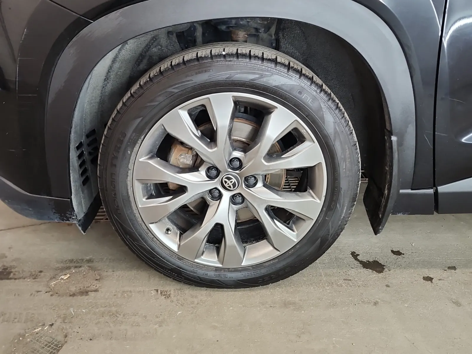 Front driver wheel/tire photo