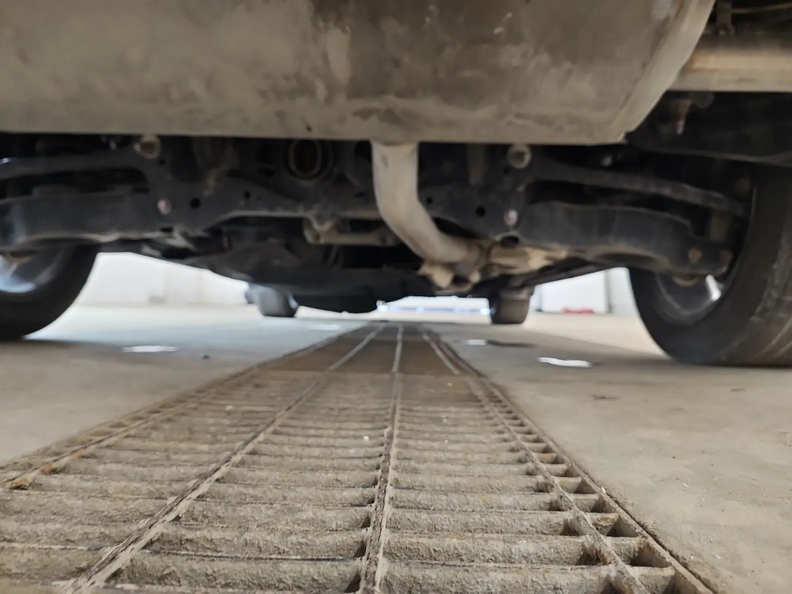 Undercarriage - Rear Photo