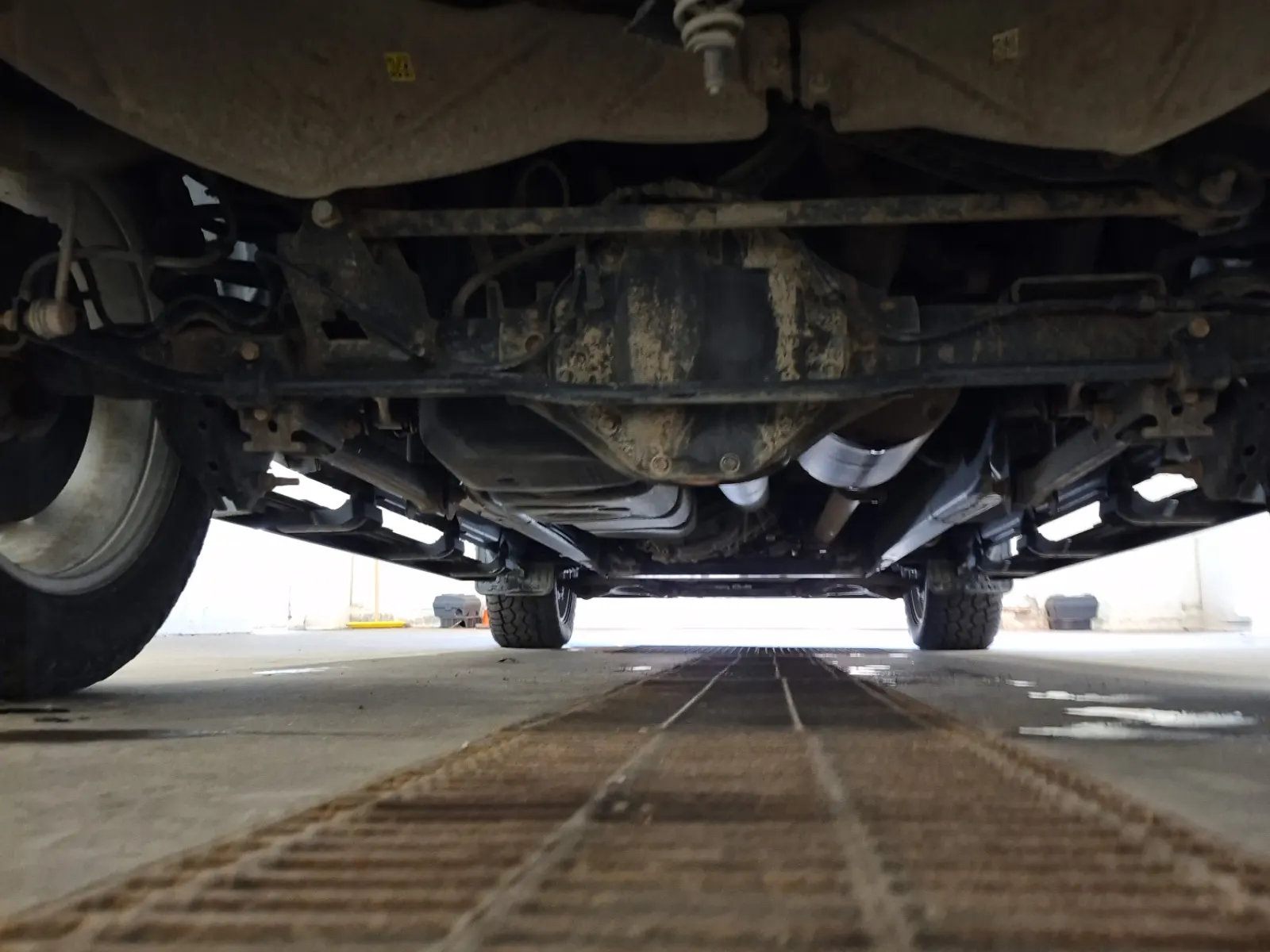Undercarriage - Rear Photo