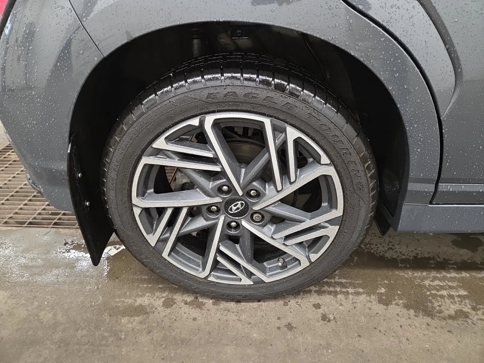 Right Rear Wheel/Tire Photo