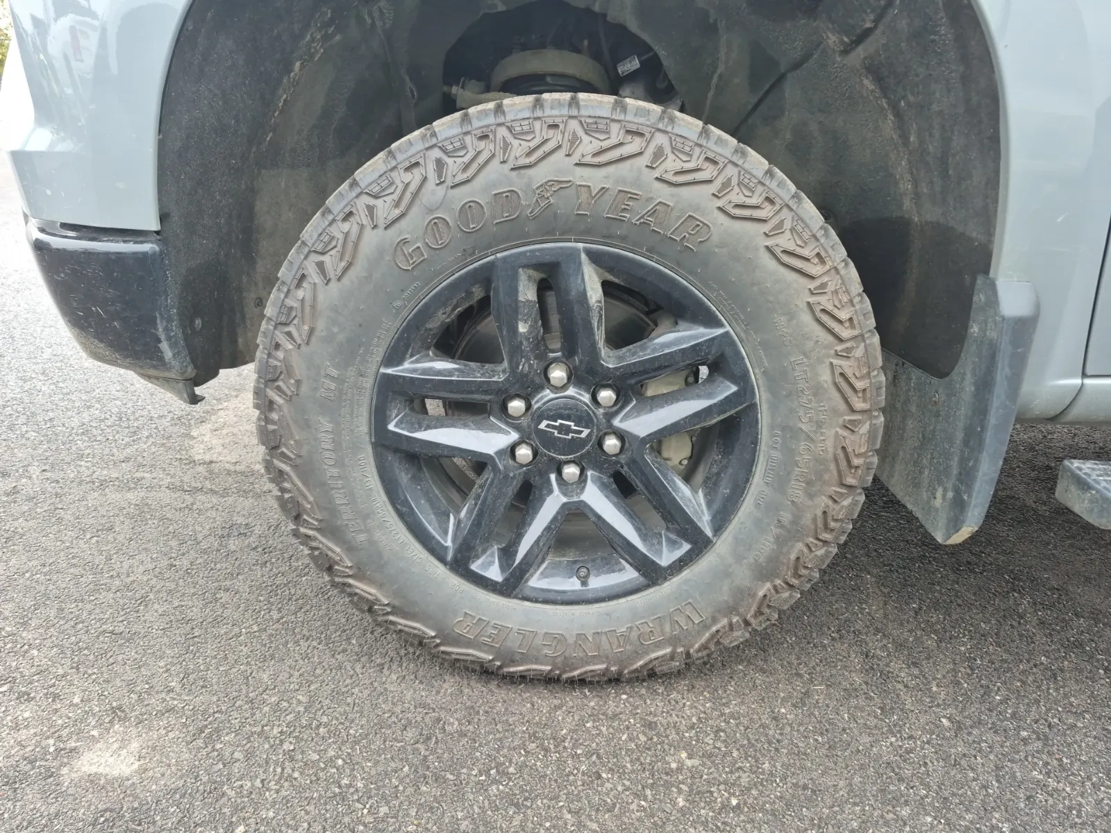 Front driver wheel/tire photo
