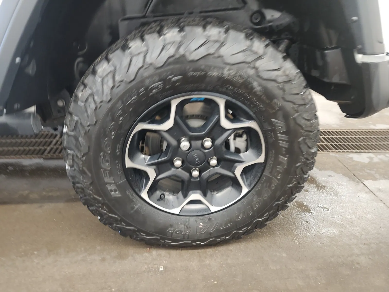 Left Rear Wheel/Tire Photo