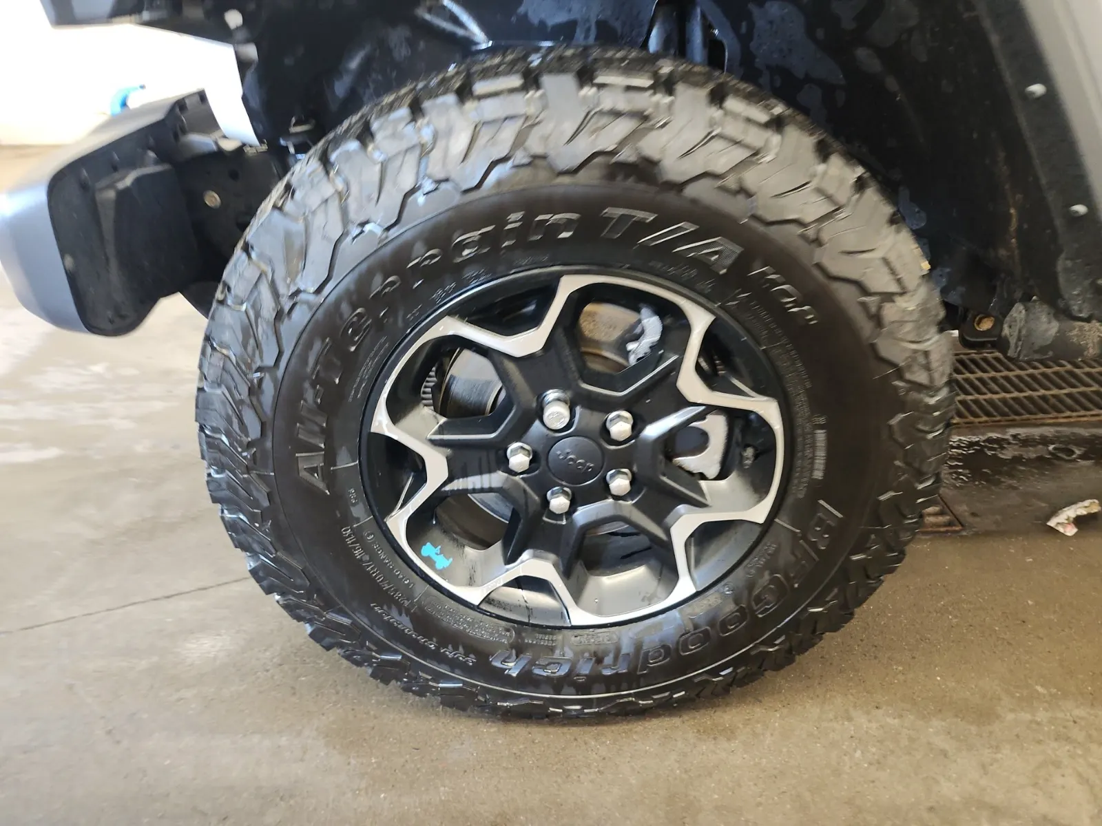 Front driver wheel/tire photo