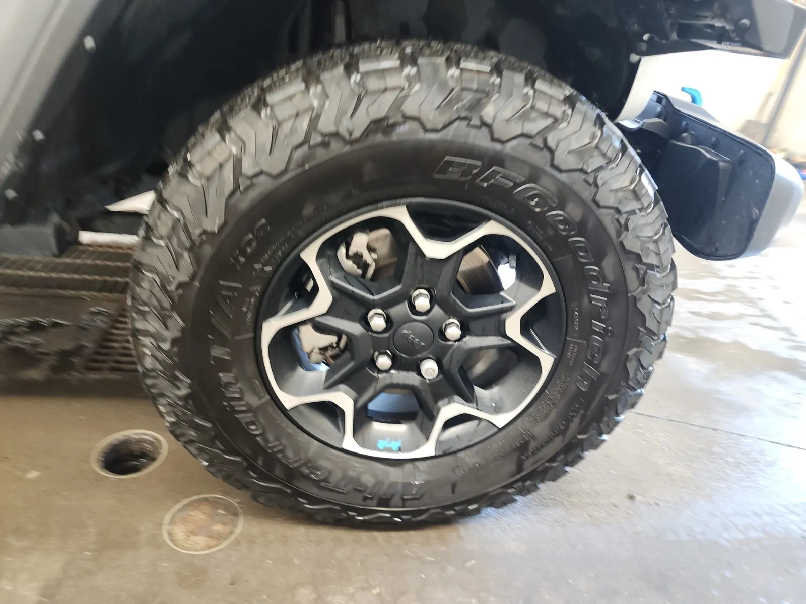 Right Front Wheel/Tire Photo