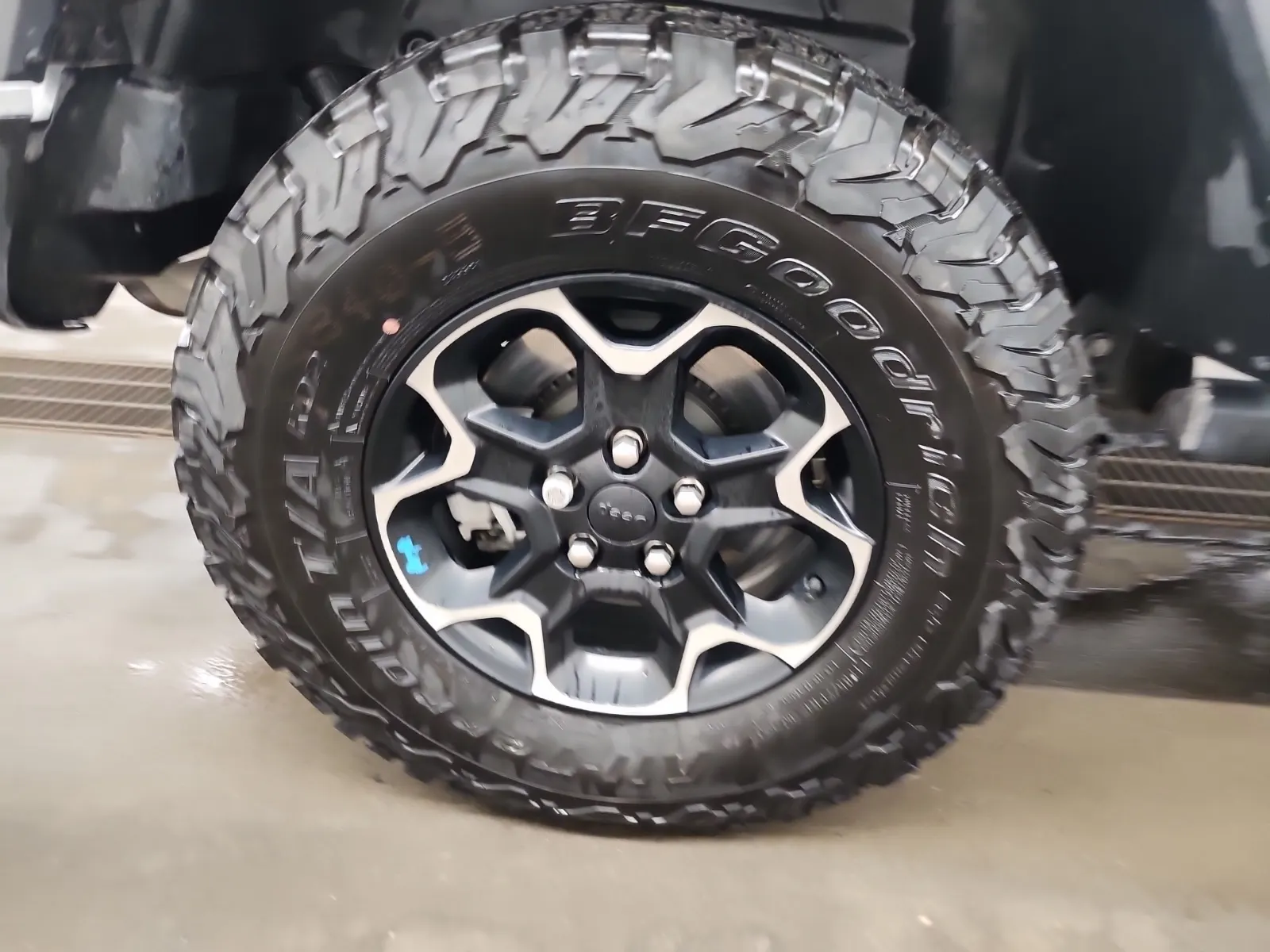 Right Rear Wheel/Tire Photo