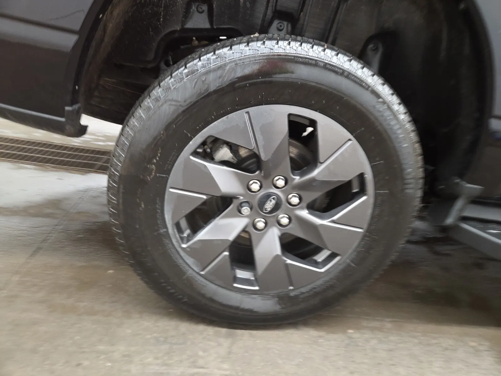Right Rear Wheel/Tire Photo