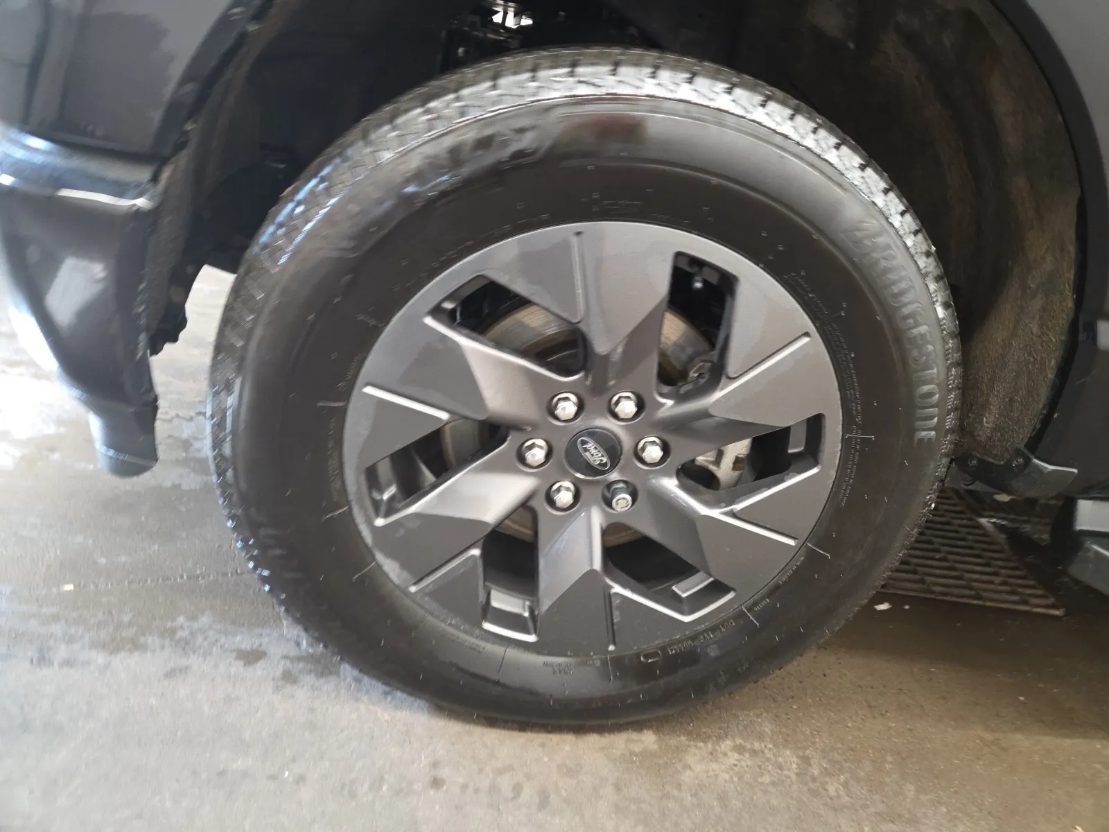 Front driver wheel/tire photo