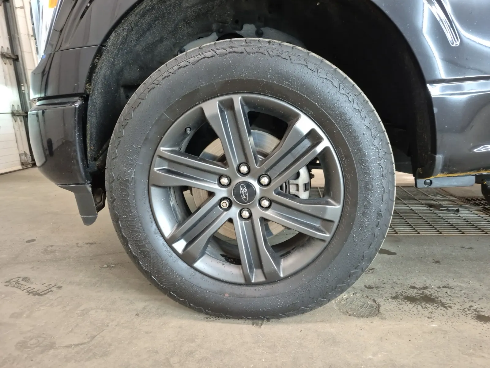 Front driver wheel/tire photo
