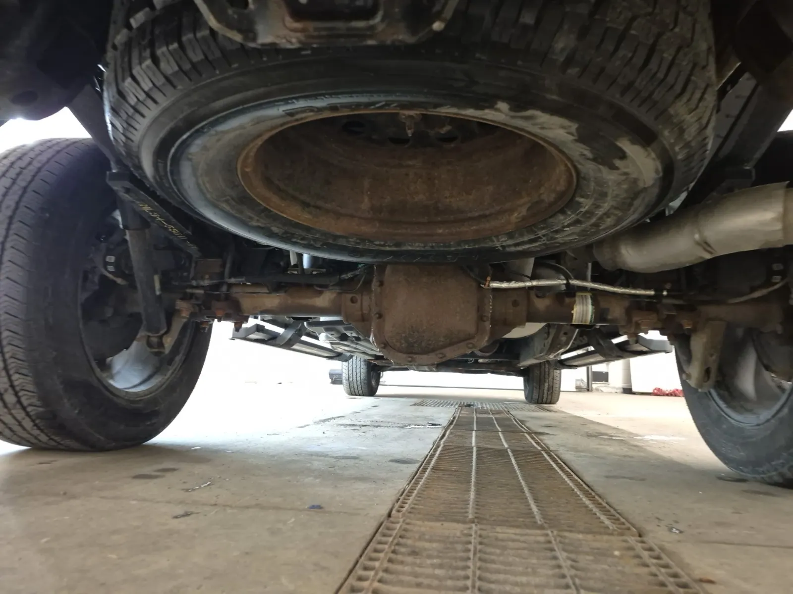 Undercarriage - Rear Photo