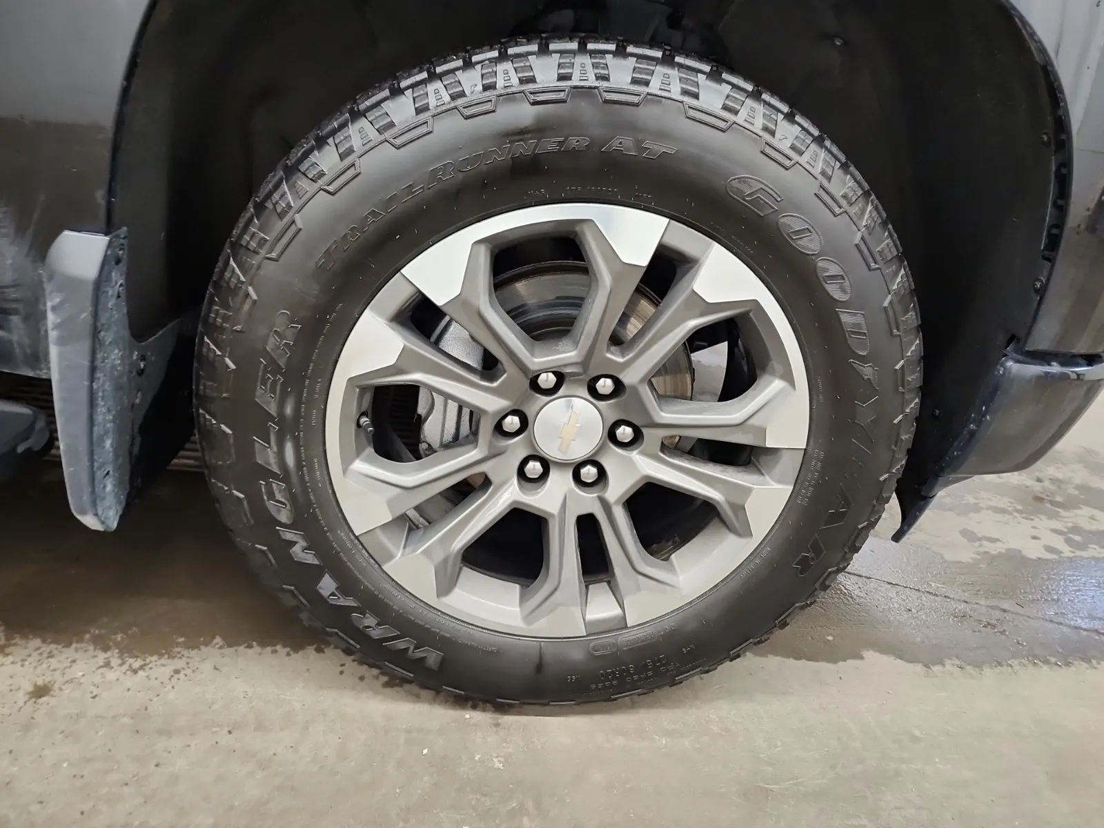 Right Front Wheel/Tire Photo