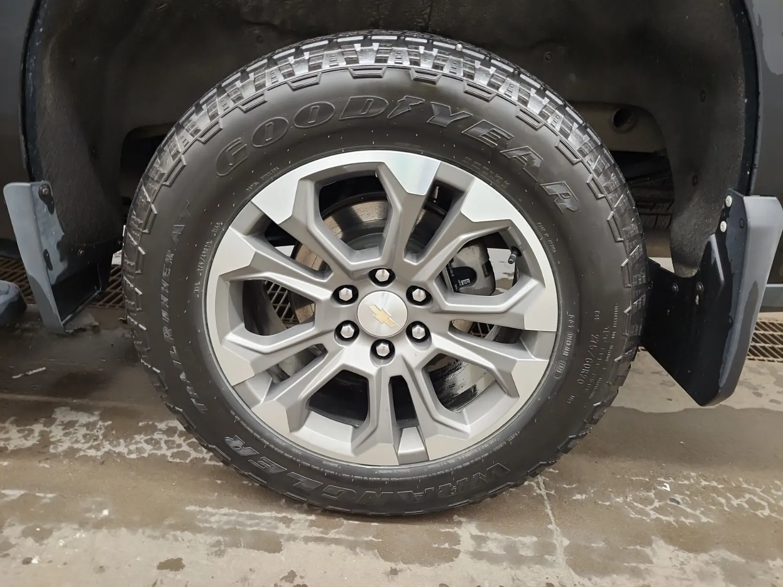 Left Rear Wheel/Tire Photo